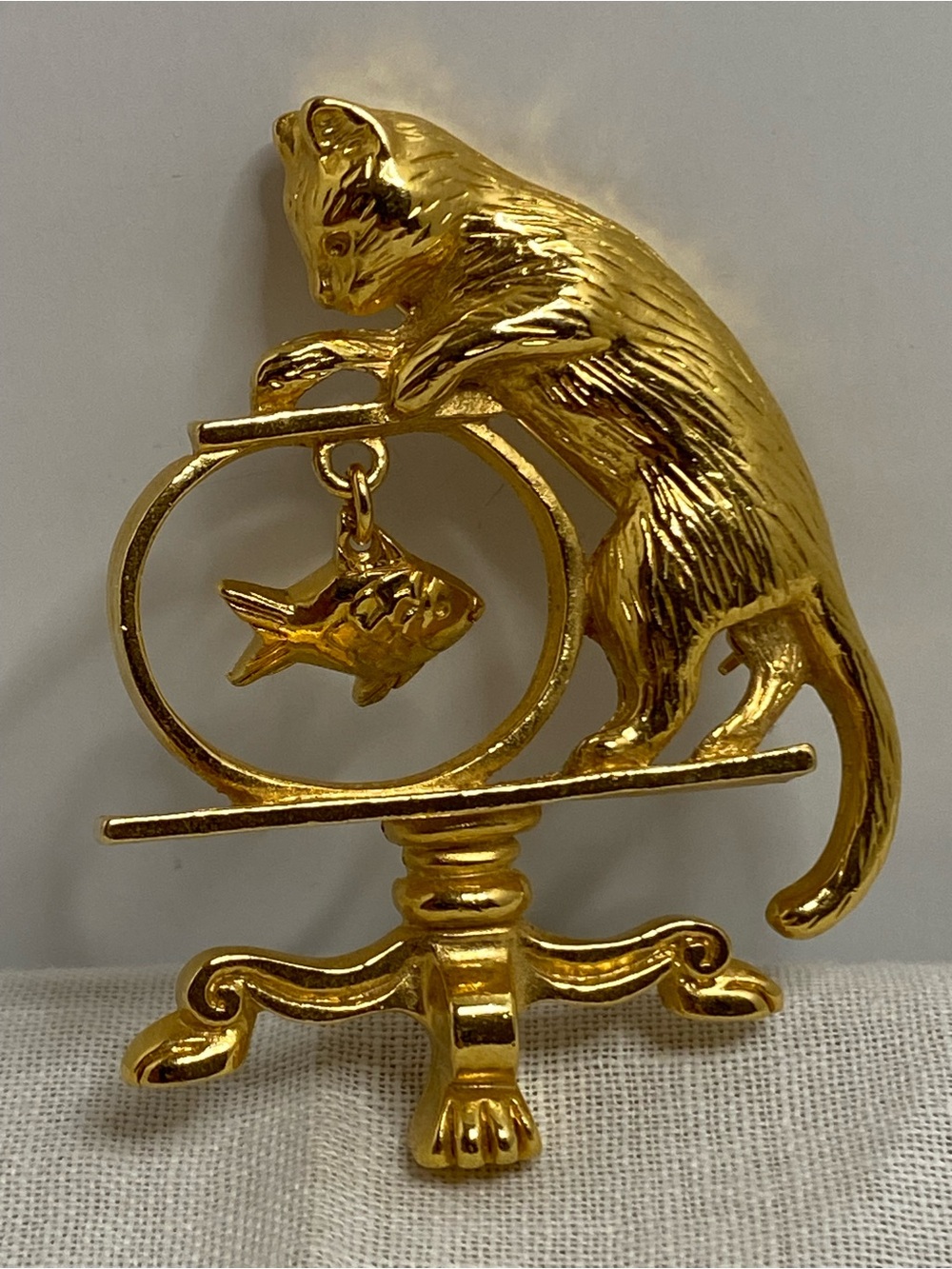 Vintage Avon Gold Tone Cat Fish Bowl Brooch Pin Dangle Fish Figural Kitty Animal